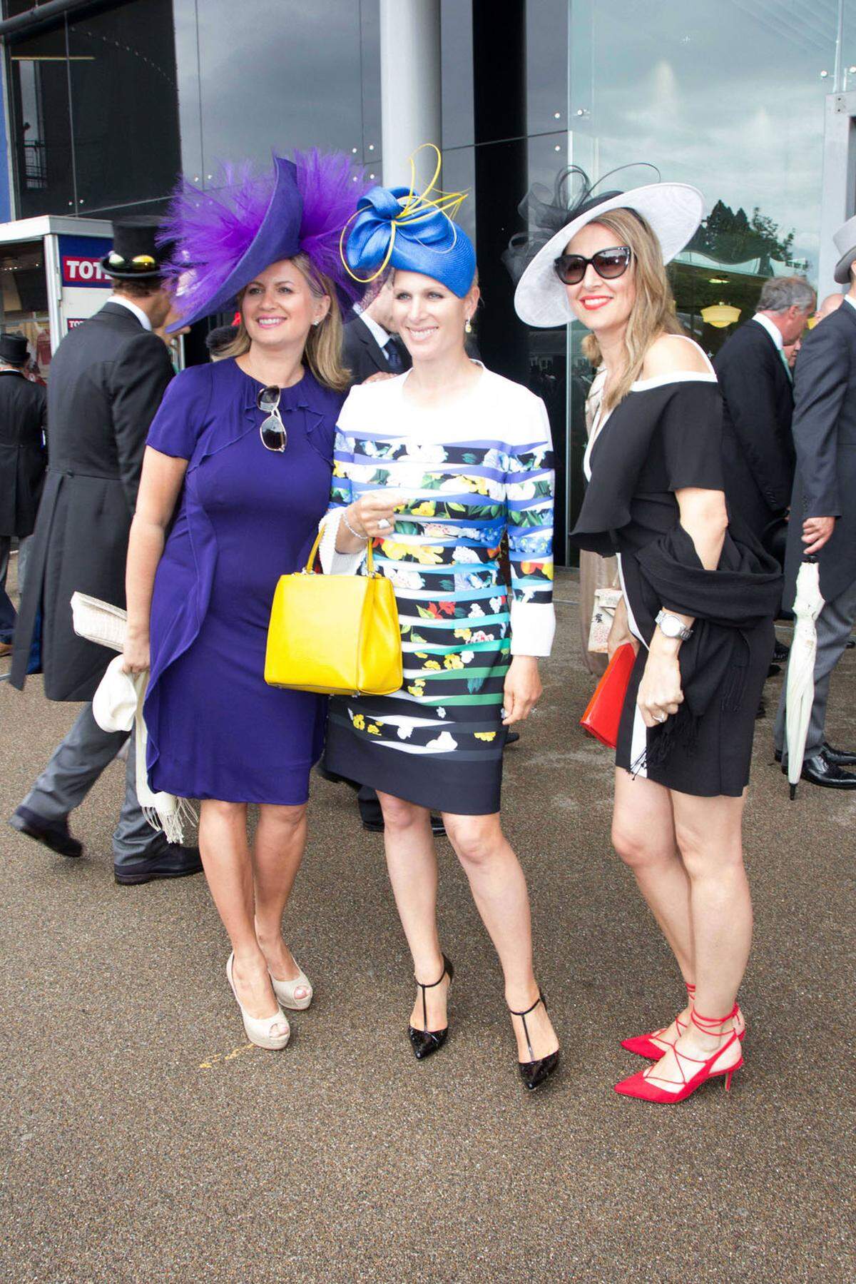 Enkelin Zara Tindall (Mitte) beherzigt die Moderegeln ihrer Großmutter, hier beim Ascot-Pferderennen 2016.      