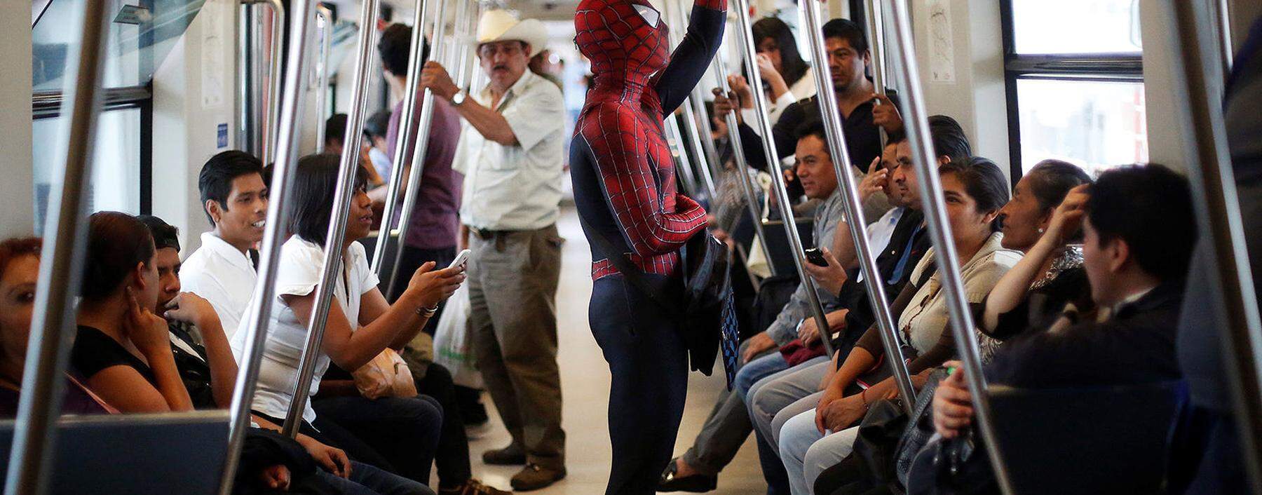 Spiderman – hier in Gestalt eines verkleideten Computerlehrers in einem Bus in Mexico City – ist im Alltag auch nur einer von uns. Aber weil er zuweilen als Superheld über sich hinauswächst, taugt er als Vorbild für alle.