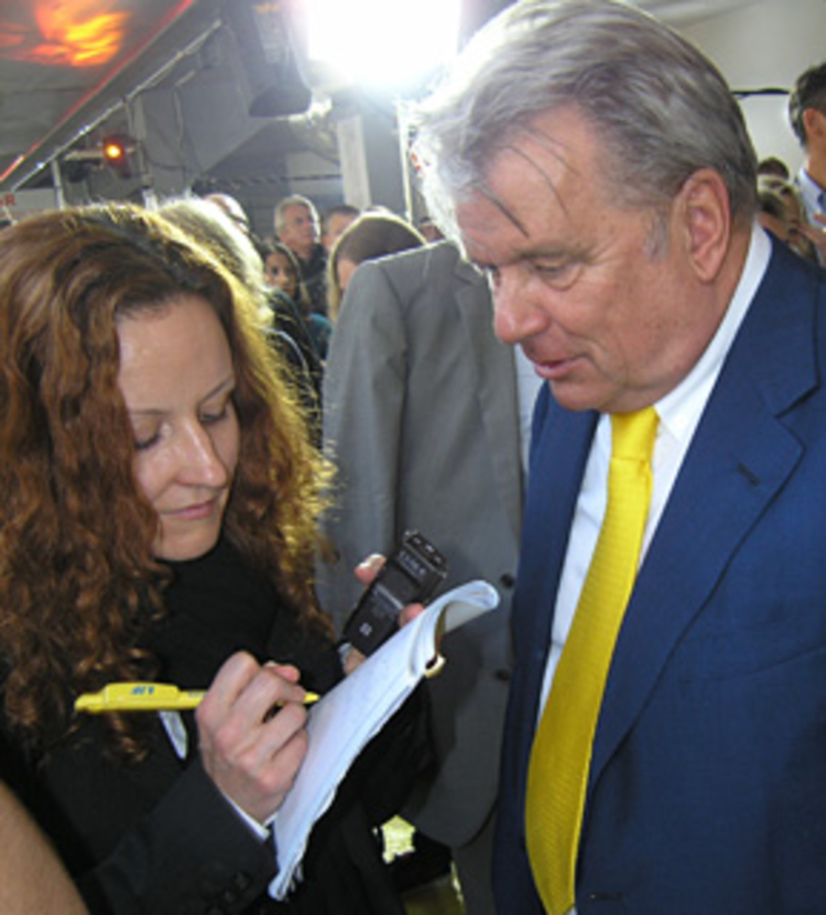 LIF-Wirtschaftssprecher Hans Peter Haselsteiner schlug in dieselbe Kerbe wie Frischenschlager: "Die Grünen haben versucht ihr Süppchen zu kochen", spielte er auf die Affäre Zach an.Haselsteiner bezeichnete es als ausgleichende Gerechtigkeit, dass auch die Grünen nicht profitieren konnten.