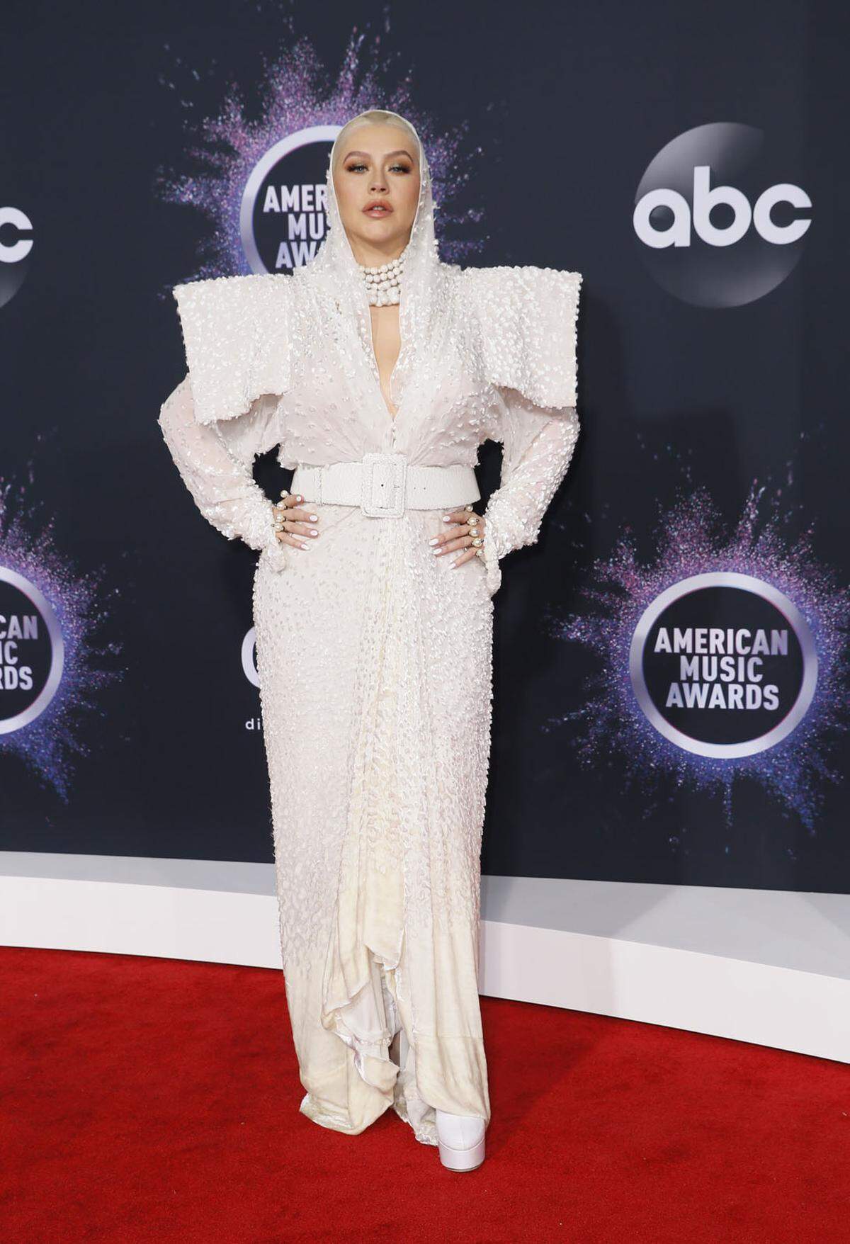 Viele Stars zeigten sich von ihrer modemutigen Seite, so auch Christina Aguilera, die in einem Couture-Outfit von Jean Paul Gaultier erschien.