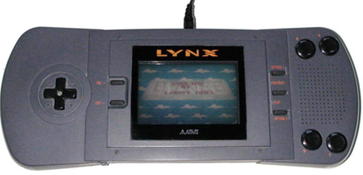 Die Konkurrenz schlief aber nicht. Atari versuchte, sich mit Hardware-Gewalt in die tragbare Konsolenschlacht einzumischen. Der Lynx besaß ein beleuchtetes Farbdisplay, konnte sowohl in Rechts- als auch Linkshänder-Auslegung gespielt werden und bot Mehrspieler-Vergnügen für bis zu acht zusammengeschlossene Lynx. Allerdings verkaufte er sich katastrophal und musste eingestellt werden. Kritiker sehen die geringe Ausdauer, die (im Vergleich zum Game Boy) monströsen Ausmaße und den hohen Preis als Grund für den Misserfolg.