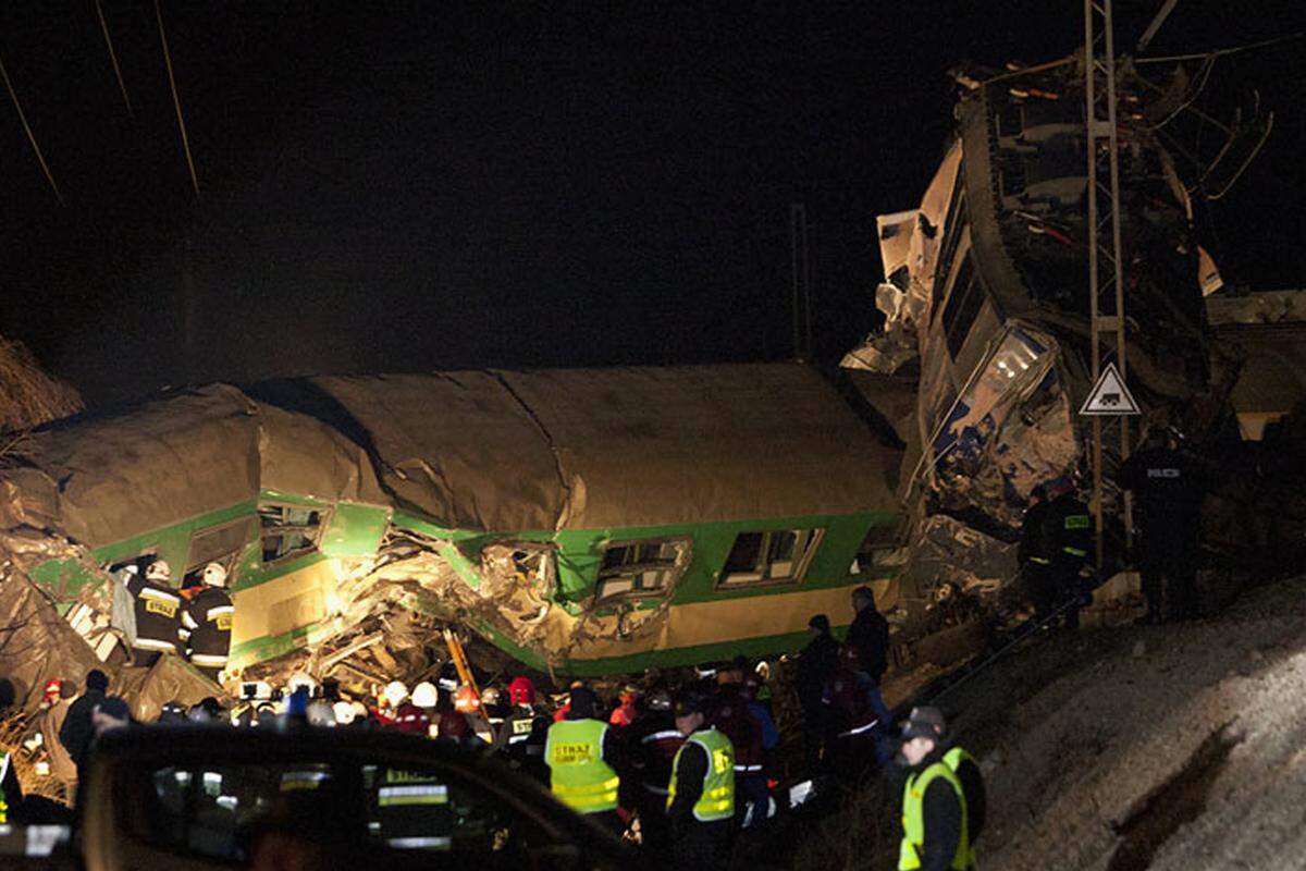 Einige Fahrgäste seien in den Trümmern eingeschlossen, teilten Rettungskräfte mit.