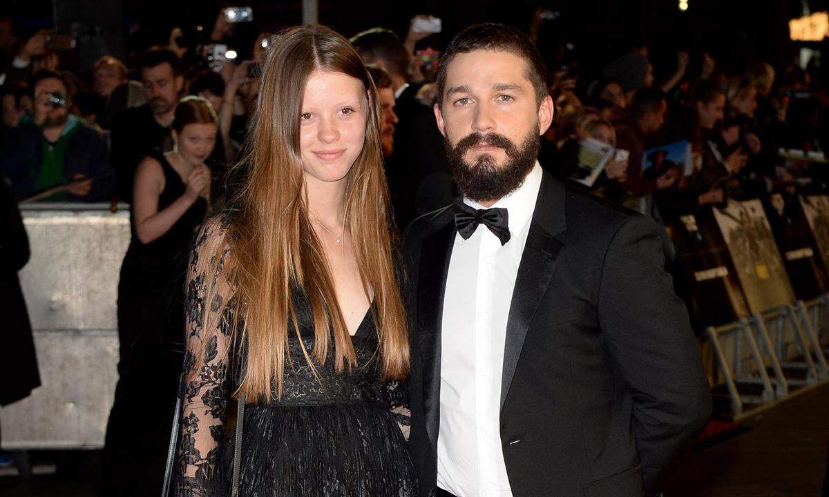 2016 gaben sich Shia LaBeouf und seine acht Jahre jüngere Frau Frau Mia Goth nach vier Jahren Beziehung in Las Vegas das Jawort. Ende September wurde die Trennung der beiden bekanntgegeben. Ein Sprecher der beiden ließ gegenüber „E!News“ verlauten: „Die Trennung verlief freundschaftlich und alle Details zur Scheidung werden privat bleiben“.