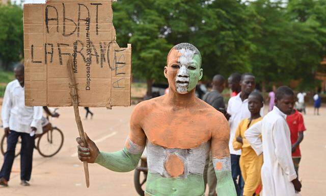 Anhänger der Putschisten demonstrieren in Nigers Hauptstadt Niamey. Die Generäle denken nicht daran, ihre neue Macht wieder abzugeben.