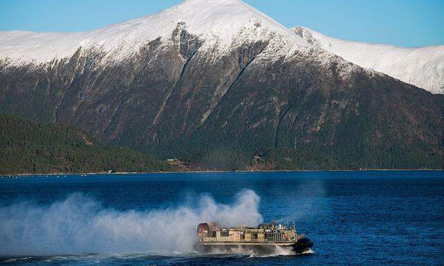 Ein Luftkissenfahrzeug der US-Navy bei der Nato-Übung "Trident Juncture 18" vor der malerischen Gletscherkulisse Norwengs.