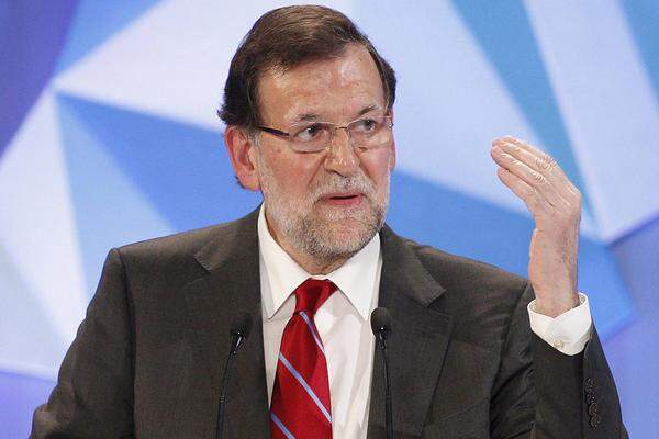 In Spanien musste die konservative Volkspartei PP von Ministerpräsident Mariano Rajoy massive Stimmenverluste hinnehmen. Die PP verlor knapp zehn Prozentpunkte, behauptete aber mit 32,3 Prozent der Stimmen den ersten Platz.