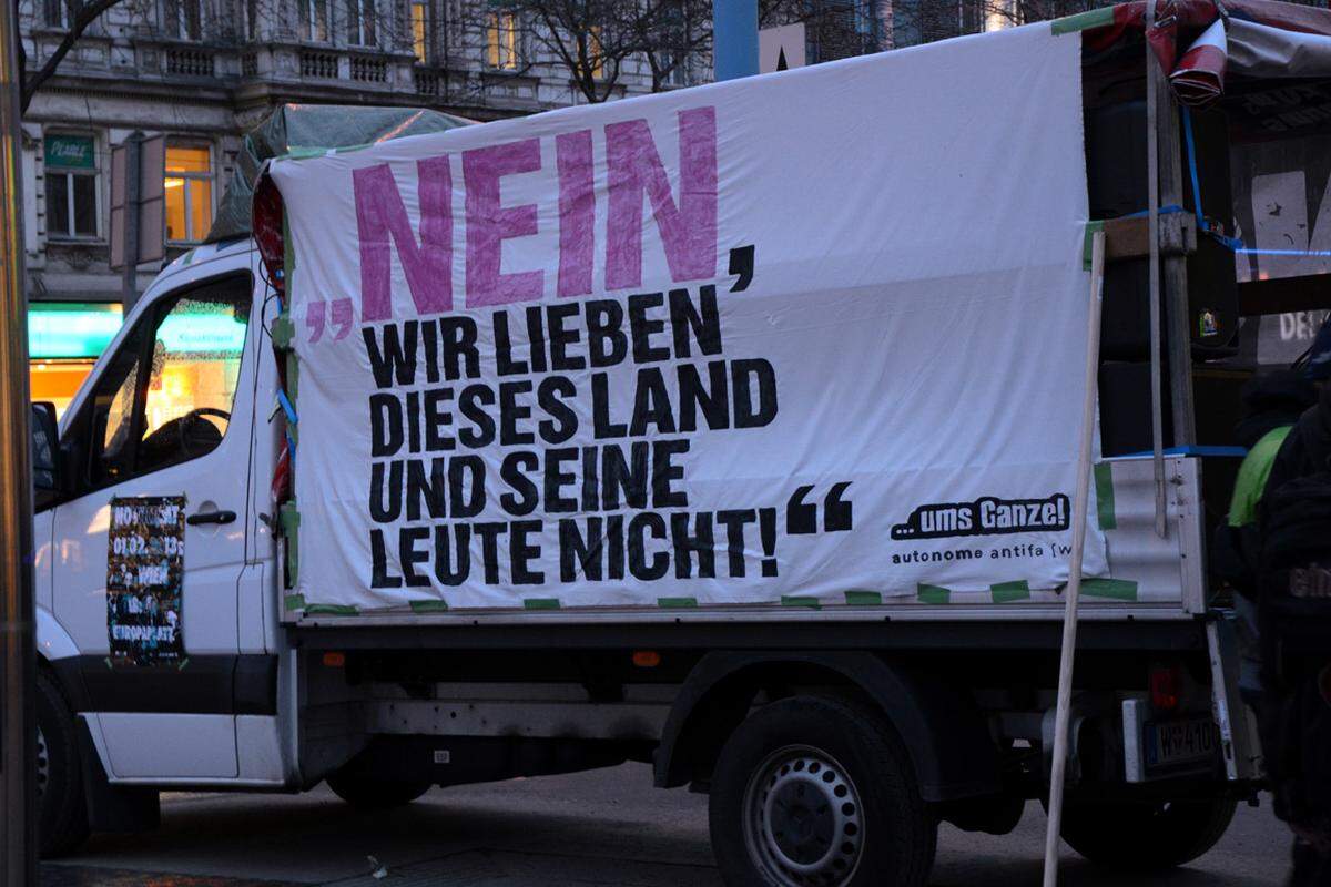 Es nieselt, drei Polizeiwagen biegen um die Ecke, auf dem Christian-Broda-Platz beim Westbahnhof tummeln sich wenige Leute. Ein paar Punks sitzen auf einer Bank, zwei Hunde liegen auf Decken daneben. Dann parkt ein Kleinlaster auf dem Gehsteig – links und rechts mit Transparenten beklebt: „Nein, wir lieben dieses Land und seine Leute nicht“ – das Motto der diesjährigen „NoWKR“-Demonstration.