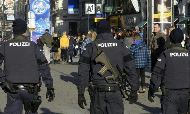  Die Polizei patrouilliert vermehrt durch die Stadt, unter anderem auf der Route des Wiener Silvesterpfads.
