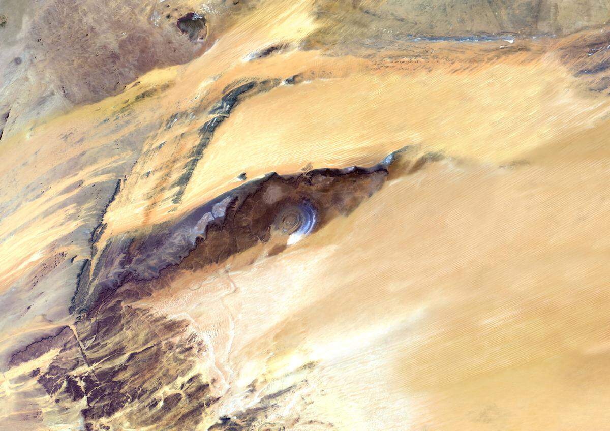 Das kraterähnliche gologische Gebilde in der Sahara-Wüste misst einen Durchmesser von 45 Kilometer und erinnert mit seinen bunten Farben an ein Gemälde. Die Herkunft der Richart-Struktur ist ungeklärt. Vielleicht handelt es sich um einen Meteoritenkrater oder um einen Vulkan, der nicht zum Ausbruch kam.