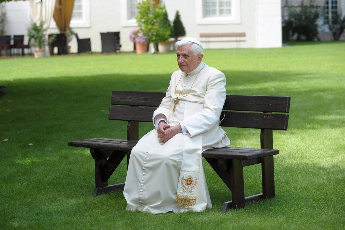 28. Juli 2008: Papst Benedikt entspannt auf einer Parkbank in Bressanone nahe Bozen. Ein Bild, das durch die Assoziation Parkbank - Pensionist an aktuelle Bilder des emeritierten Papstes im Vatikan erinnert.