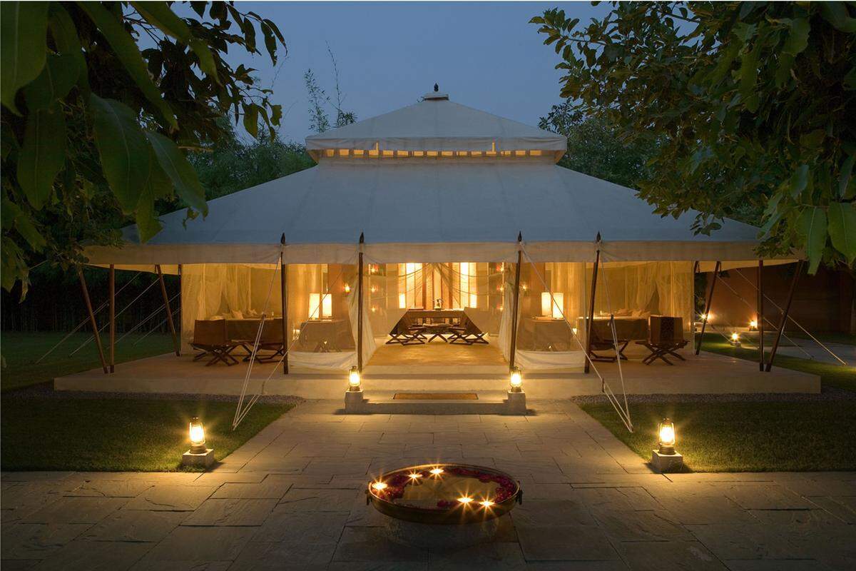 Die "Aman Resorts" Gruppe betreibt rund um den Globus verteilt Luxus-Resorts, zu einem der schönsten gehören deren Zelte in Indien wie Indonesien. In der indischen Provinz Rajasthan befindet sich das "Aman-i-Khás", ein Wildnis-Camp am Rand des Nationalparks Ranthambhore. Zehn 108 Quadratmeter große Zelte, das Dining-Zelt, ein Lounge-Tent und das Spa-Zelt bieten jeden erdenklichen Luxus.