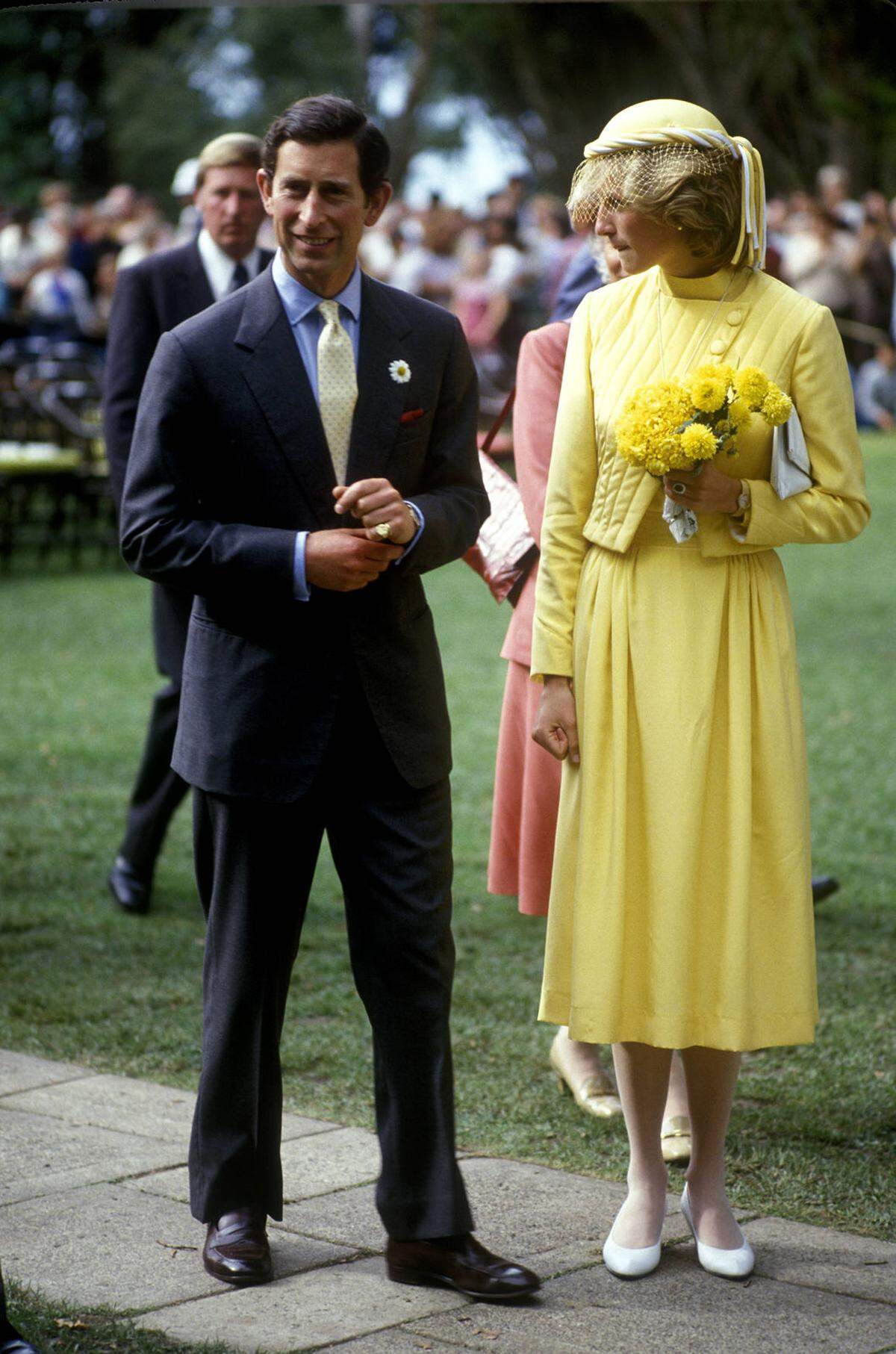 Mit ihrem Blumenstrauß strahlte Diana 1983 in Gelb um die Wette.