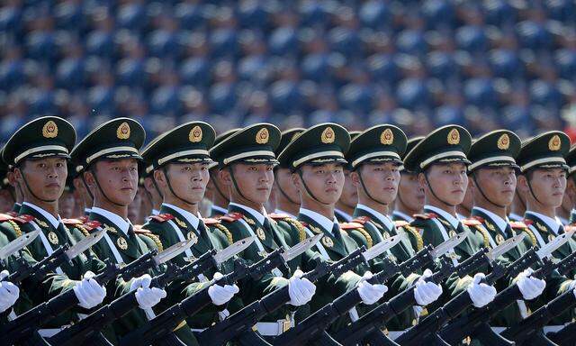 Chinesische Soldaten bei einer Parade.