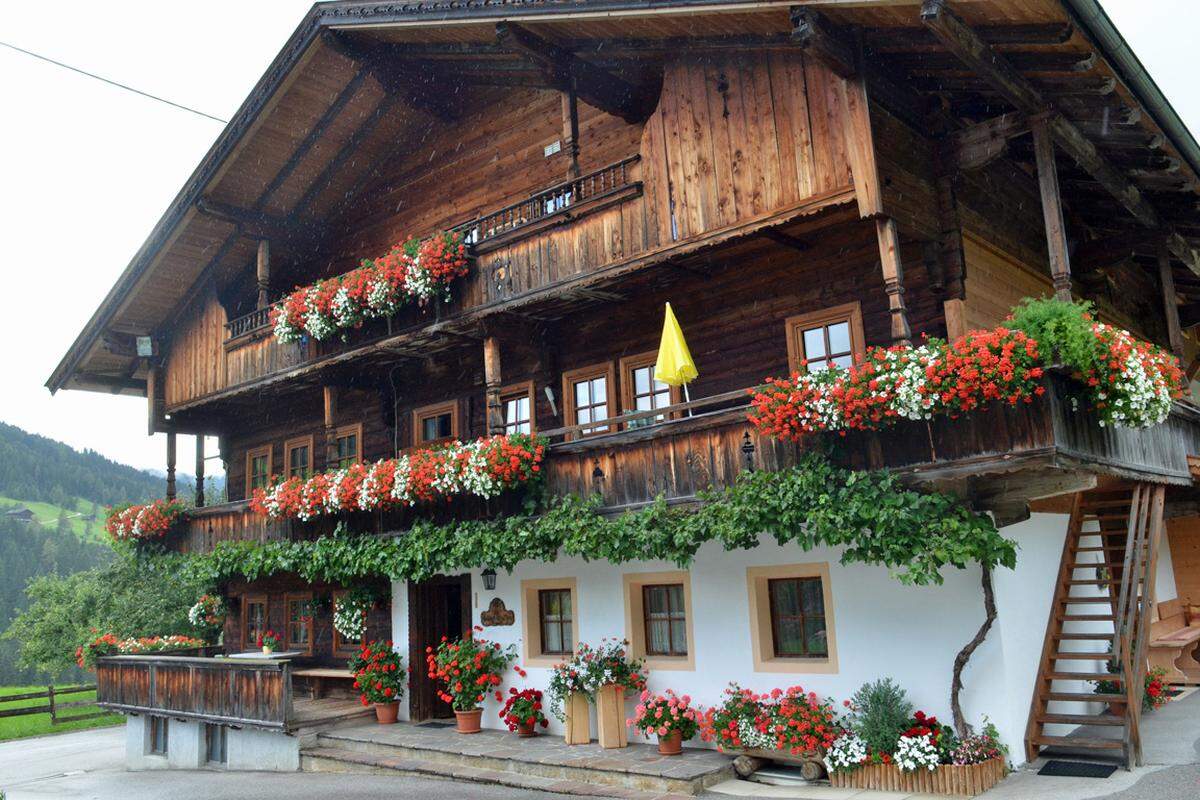 In und um das Tiroler Bergdorf Alpbach befinden sich rund 22 Erbbauernhöfe - Wirtschaften, die mindestens 200 Jahre lang im Besitz derselben Familie sein müssen. DiePresse.com hat zwei davon besucht.Der Erbhof Stoffen befindet sich seit dem 9. September 1675 im Besitz der Familie Margreiter. Aktuell wird er von Michael und Hildegard Margreiter geführt, das Paar hat drei Kinder.