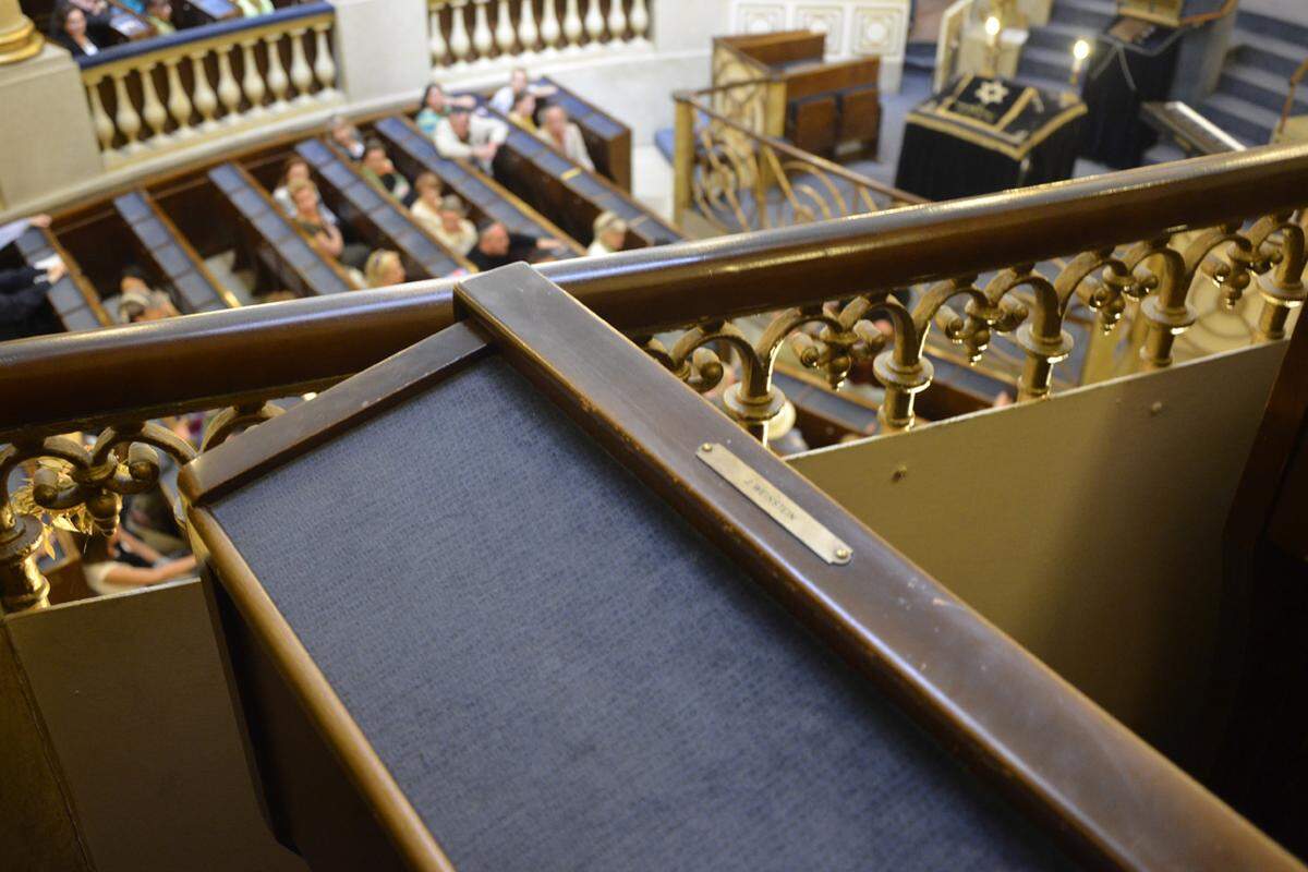 So mancher Sitzplatz kann mittels goldenem Schild dem zugehörigen Gemeindemitglied zugeordnet werden.