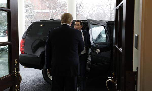 Sebastian Kurz ist der erste österreichische Regierungschef seit mehr als 13 Jahren, der einen US-Präsidenten in Washington trifft. Trump empfing den Kanzler pünktlich um 13.45 Ortszeit am Eingang zum Westflügel des Präsidentensitzes. Das Bild wurde vom Bundeskanzleramt zur Verfügung gestellt.