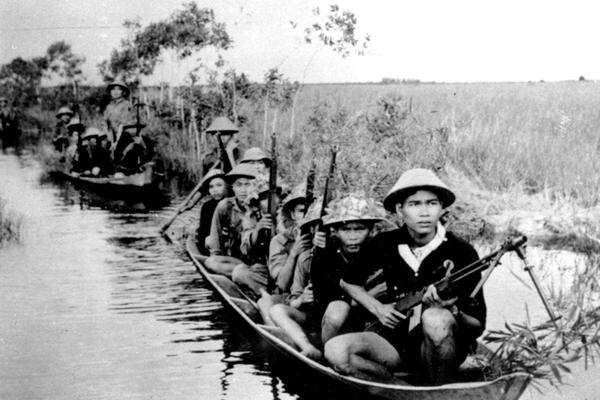 Gleichzeitig entstehen zahlreiche Widerstandsbewegungen, die Anschläge verüben - darunter die Nationale Befreiungsfront Südvietnams („Vietcong"). Sie schließen sich Ende 1960 zu der Nationalen Befreiungsfront („FNL") zusammen und verüben Anschläge im „amerikanischen" Süden.