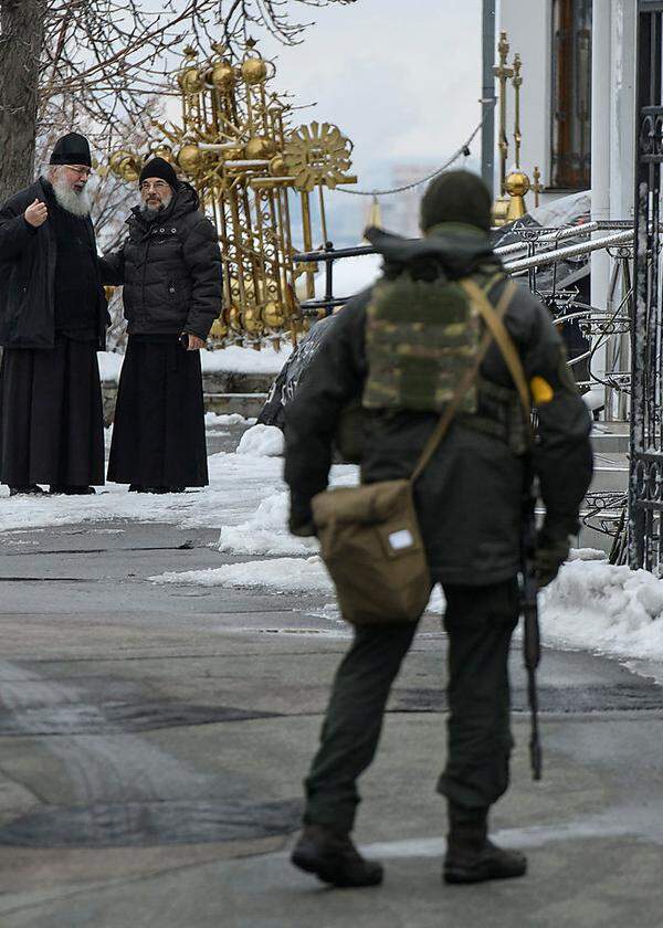 Polizei vor dem russisch-orthodoxen Höhlenkloster in Kiew.