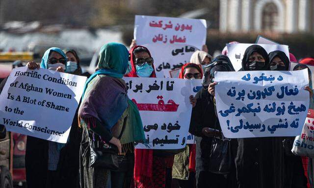 Frauen halten Plakate während einer Demonstration für die Anerkennung ihrer Rechte in der Nähe der Shah-e-Do Shamshira Moschee in Kabul am 24. November 2022. 