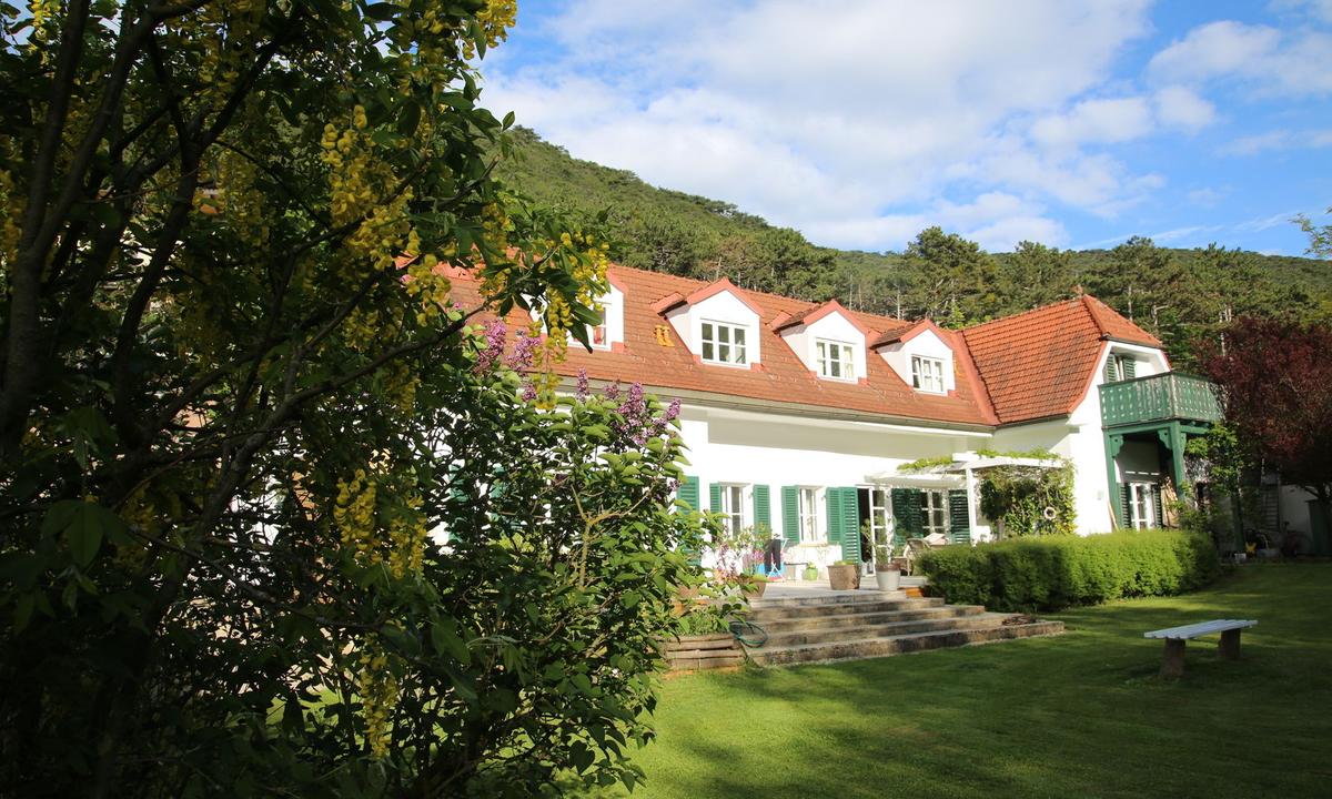 Landhausvilla mit großen französischen Fenstern.