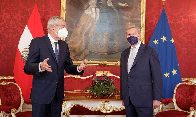 den ersten Stopp legte EU-Kommissar Hahn (rechts) bei Bundespräsident Alexander Van der Bellen ein - hier auf einem Foto, dass die Bundespräsidentschaftskanzlei zur Verfügung stellt.