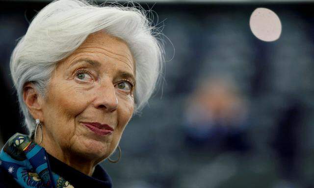 EZB-Chefin Christine Lagarde ist nicht einmal ein halbes Jahr im Amt und muss schon Feuerwehr spielen.