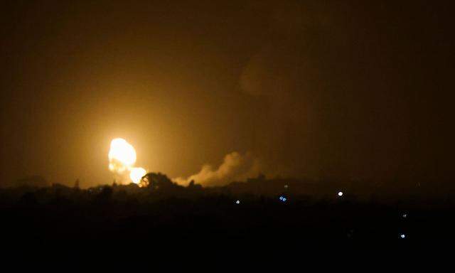 Feuer und Rauch im Rafah im Gazastreifen nach einem Einschlag einer israelischen Rakete.