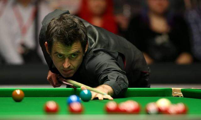 150118 LONDON Jan 18 2015 Ronnie O Sullivan of England competes during the 2015 Snooker M