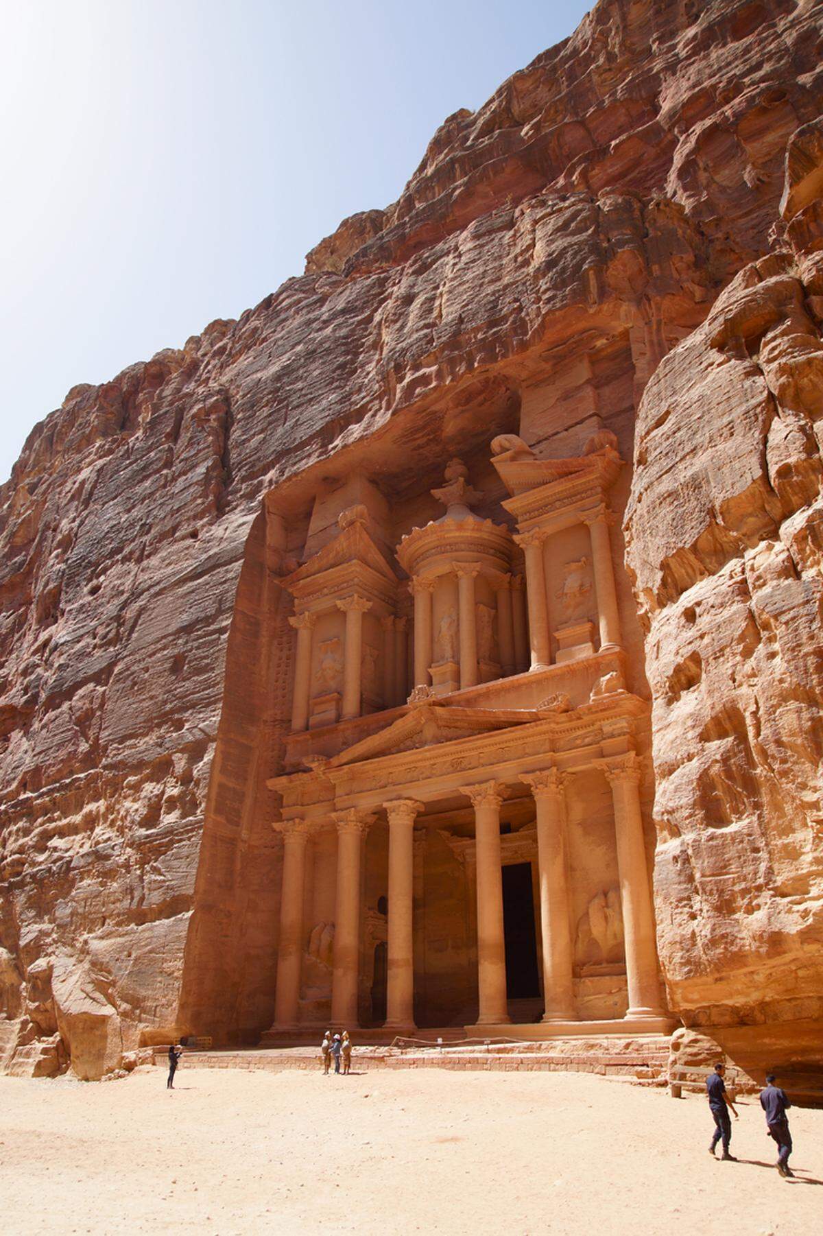 Die alte Nabatäer-Stadt Petra zählt zu den Highlights in Jordanien. Das 40 Meter hohe Schatzhaus hier im Bild beeindruckt nicht nur durch seine schiere Größe, sondern vor allem durch die hohe Kunstfertigkeit. Es ist über 2000 Jahre alt.