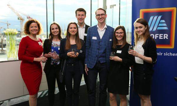 WU-Professorin Christina Holweg, Stellvertreterin des Institutsvorstandes am Institut für Handel &amp; Marketing, im Kreis der High Potentials.