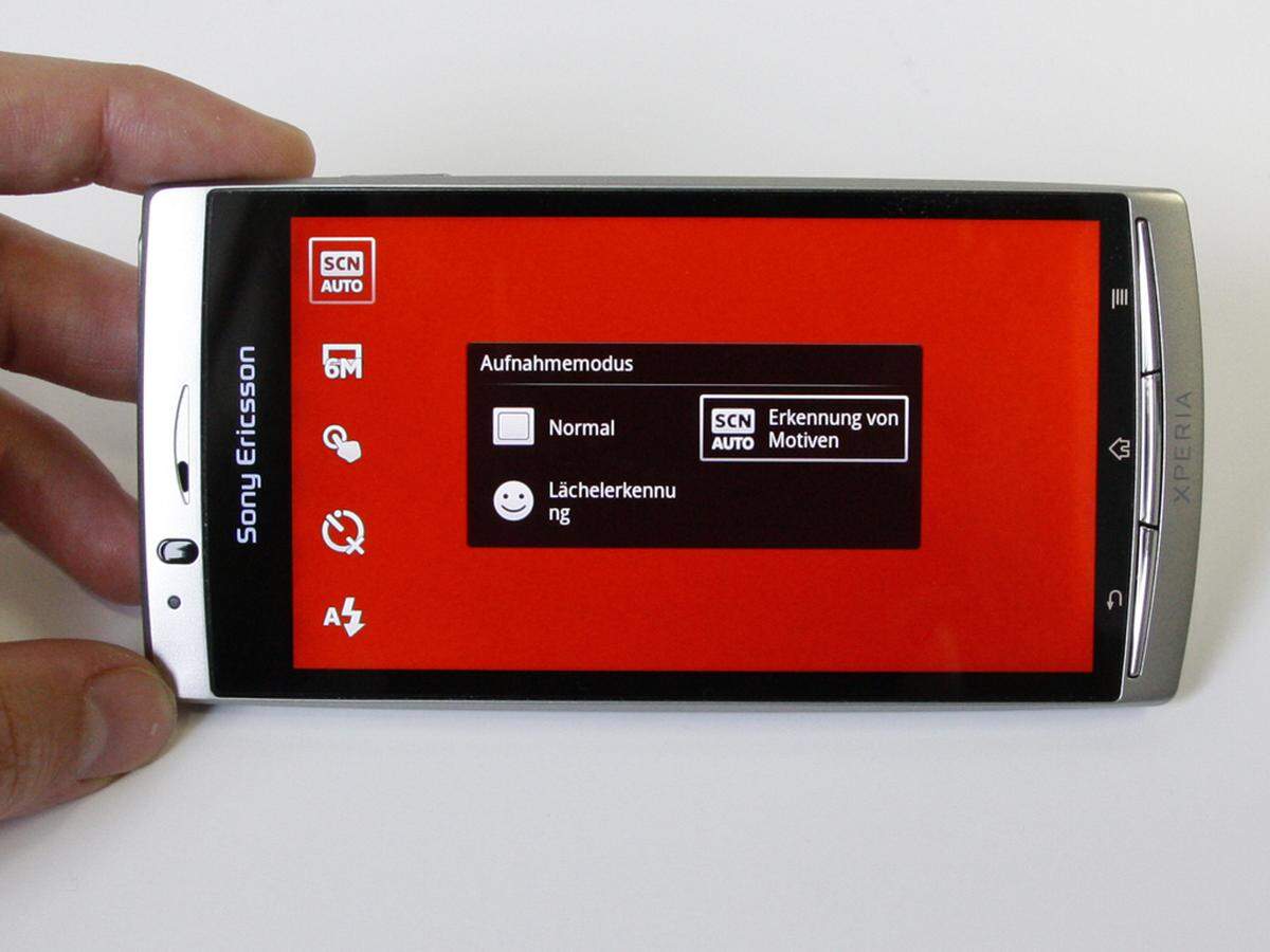Sony Ericsson hat die Kamera-App mit einem Autofokus ausgestattet und lässt den Fokus auch mit dem Finger direkt am Display wählen. Die App bietet neben der Lächelerkennung keine weiteren Modi - auch Einstellungen für verschiedene Lichtsituationen. Jene Kunstfilter, die gerade so populär sind und Fotos etwa in Schwarz-Weiß-Aufnahmen oder Wärmebilder verwandeln, fehlen am Arc ebenfalls. Sie müssen im Fall der Fälle über eine zusätzliche Foto-App nachgerüstet werden.