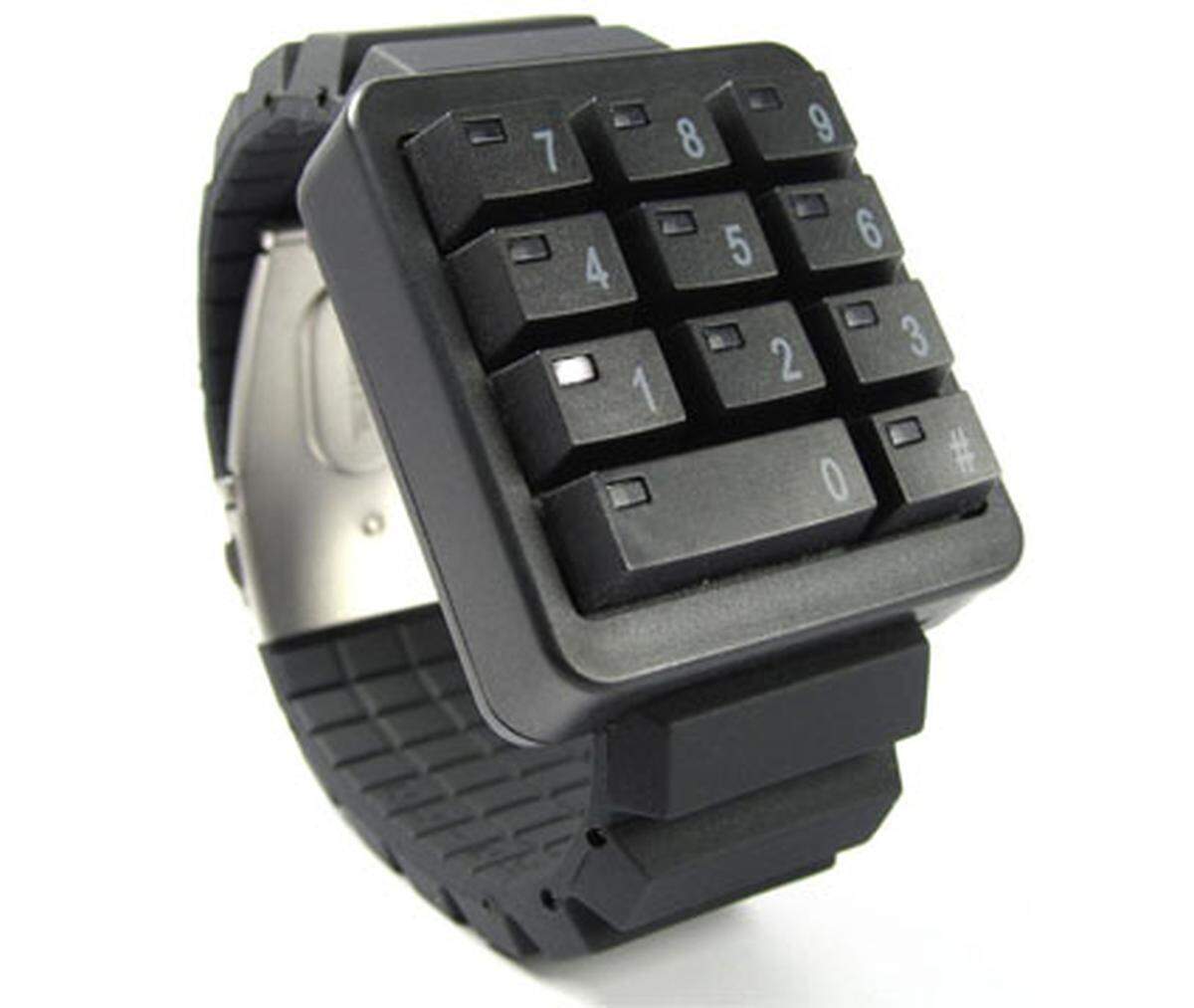 Retro-chic verspricht diese ungewöhnliche Armbanduhr. Einem Keypad einer Tastatur nachempfunden, stellt sie die Uhrzeit durch Blinken der einzelnen Zahlen dar. Wer sich die Größe und das Gewicht antun will, erhält ein Modell, das der Hersteller selbst mit "Ridiculously awesome, awesomely ridiculous." bewirbt.