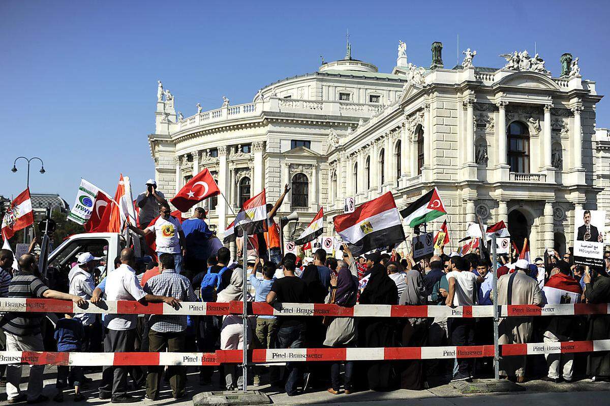 Rund 700 Personen haben am Sonntagnachmittag auf der Wiener Ringstraße gegen Ägyptens Armeechef Abdelfattah al-Sisi demonstriert.