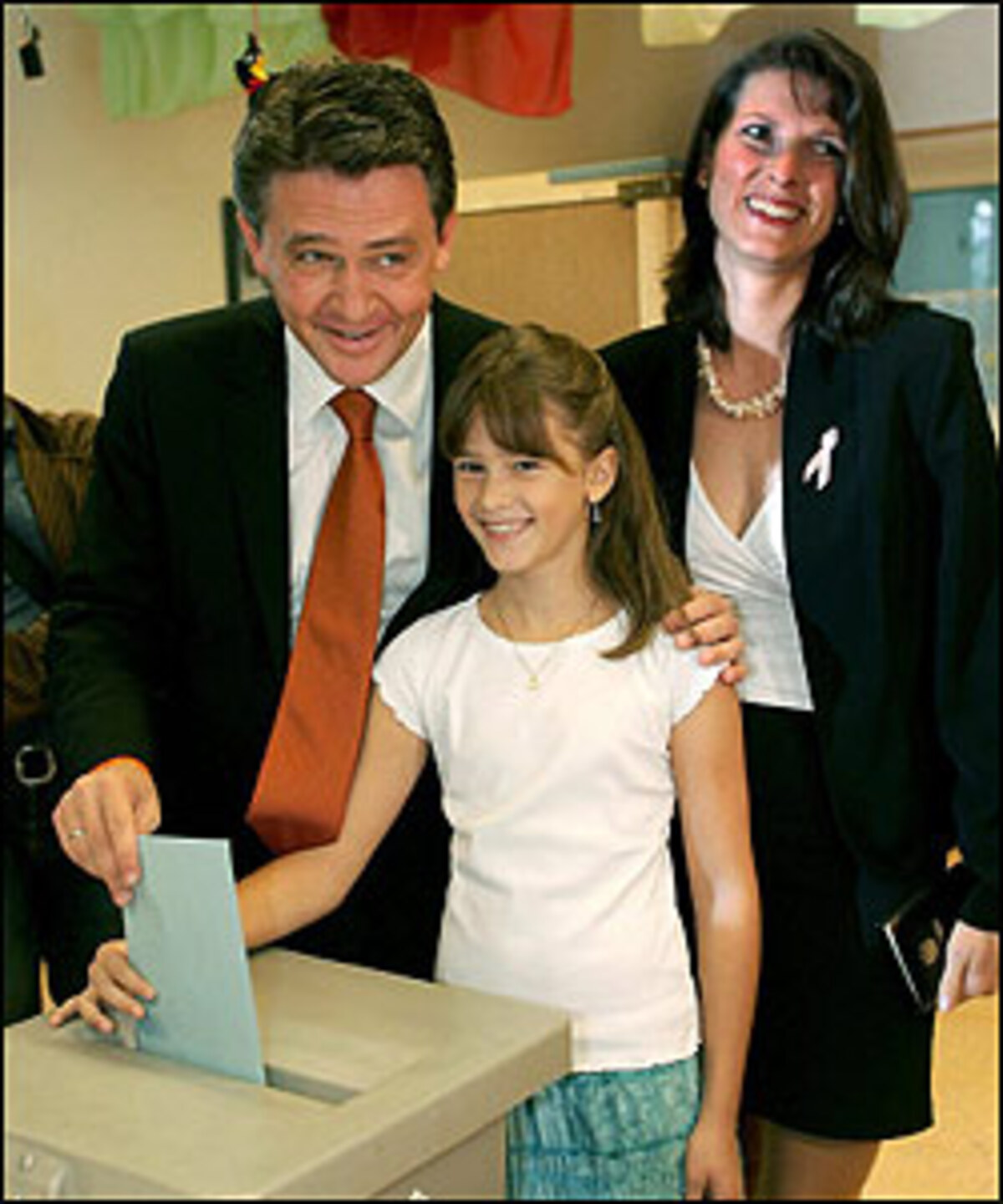 "Die sollten ihre Firmen zusperren und was anderes machen, baden gehen vielleicht."BZÖ-Spitzenkandidat Peter Westenthaler sieht die Meinungsforscher als die eindeutigen Verlierer des Wahlsonntags.