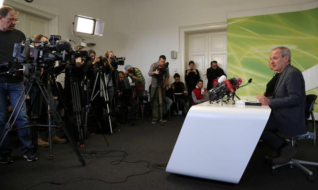 Ex-Mandatar Peter Pilz hat in seiner politischen Karriere unzählige Pressekonferenzen gegeben, eine davon - diese ist 24 (!) Jahre her - könnte ihm nun strafrechtlich zum Verhängnis werden (Featurebild vom Februar 2017: Pilz trat damals noch als Grünen-Politiker vor die Kameras).