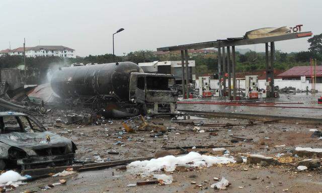 171008 ACCRA Oct 8 2017 Wreckage of cars are seen at the explosion site of a gas station