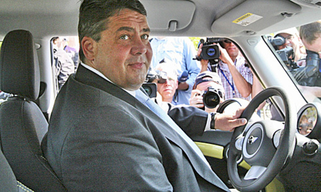 Gabriel am Steuerrad des SPD-Wagens.