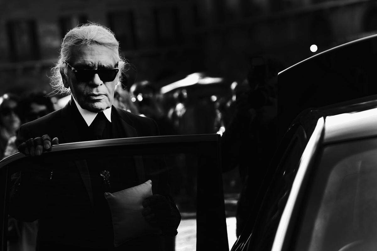 Im Februar musste die Modewelt Abschied von Karl Lagerfeld nehmen. Der Modezar starb im Alter von 85 Jahren in Paris. Als seine Nachfolgerin bei Chanel wurde Virginie Viard ernannt.