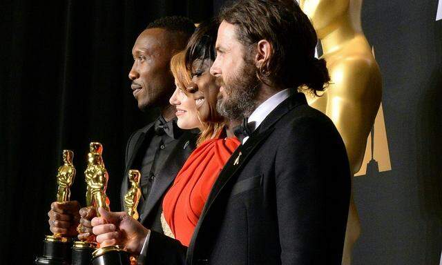 Nach zwei Jahren im Zeichen des unrühmlichen Hashtags „|OscarsSoWhite“ gewannen heuer zwei schwarze Schauspieler einen Darsteller-Oscar. Von links nach rechts: Mahershala Ali, Emma Stone, Viola Davis, Casey Affleck.