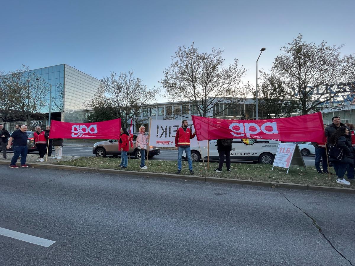 Eine Aufnahme aus der Triester Straße: Seit Montagmorgen halten die Metaller ihren Warnstreik ab.