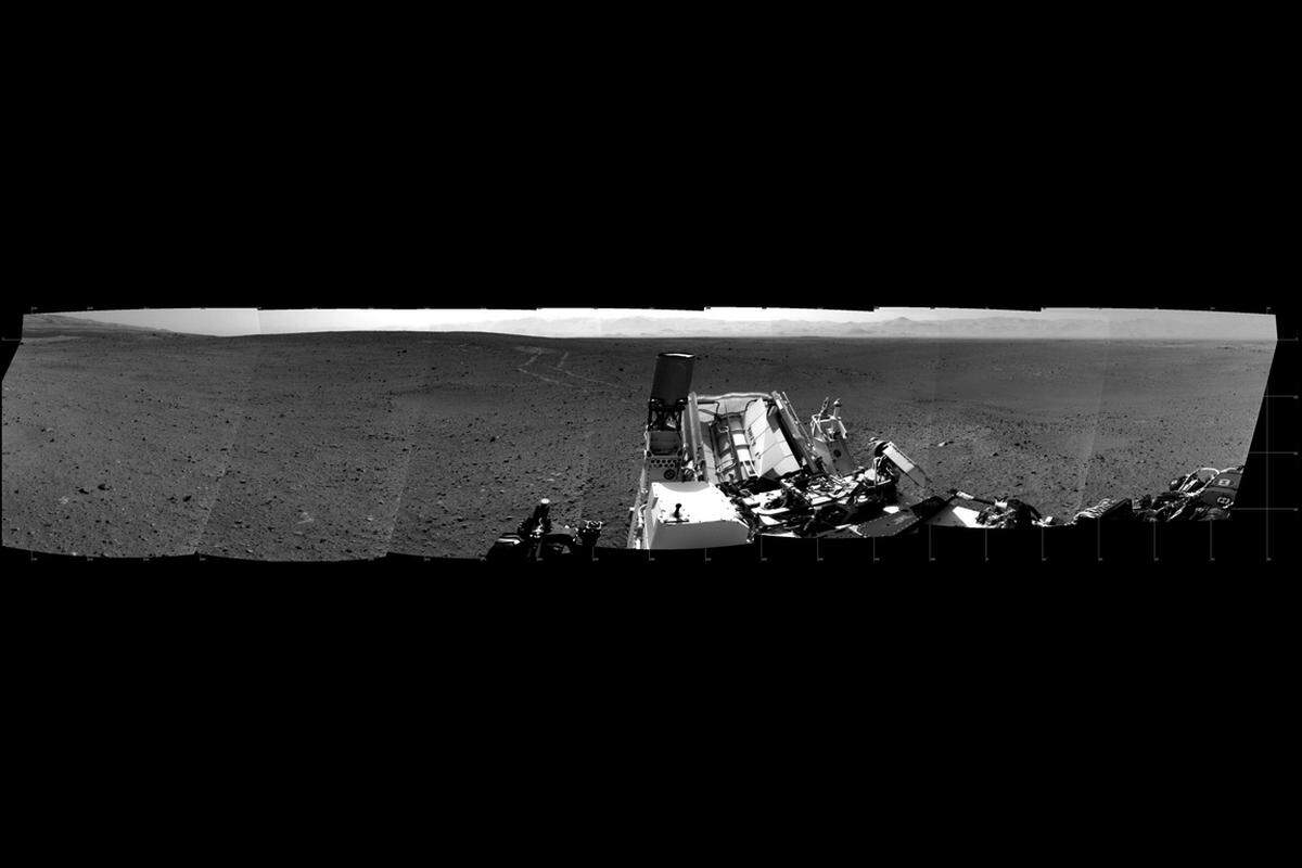 Der Marsrover war am 6. August gelandet. Im Bild fährt die "Curiosity" am 21. Tag auf dem Planeten über dessen Oberfläche.