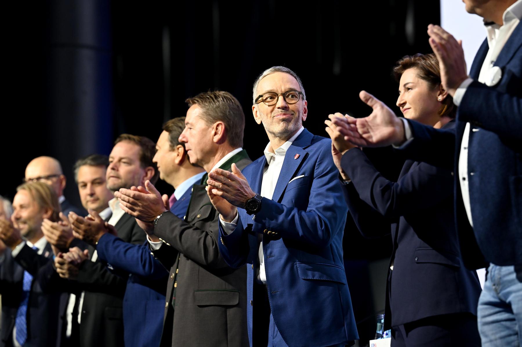 „Drin die Vernunft, draußen das Chaos“: Blauer Parteitag mit Kickl-Huldigung und Protesten [premium]