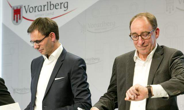 Schwarz-Grün II in Vorarlberg steht, das neue Regierungsprogramm wurde am Dienstag präsentiert. Titel: „Unser Vorarlberg – chancenreich und nachhaltig“. Die ÖVP um Landeshauptmann Markus Wallner (l.) und die Grünen um Johannes Rauch regieren seit 2014 miteinander. 