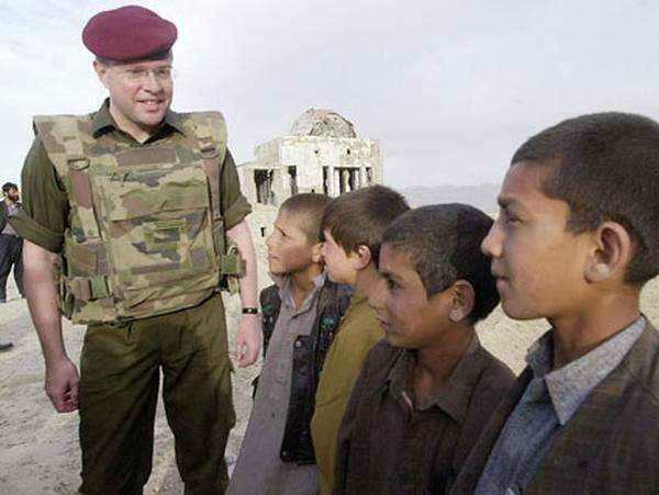 Der damalige freiheitliche Verteidigungsminister "Wachtmeister" Herbert Scheibner besuchte im Jahr 2002 österreichische Soldaten in Afghanistan.