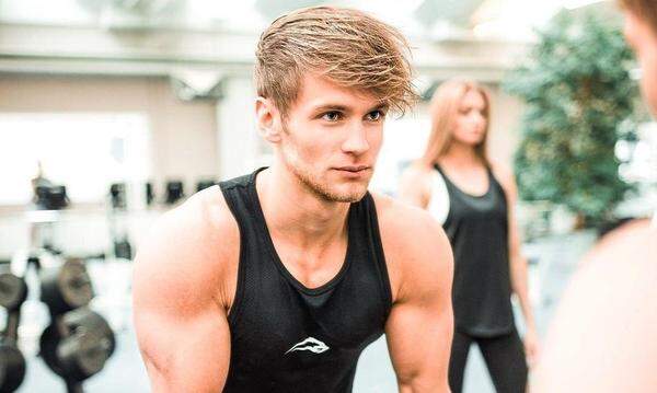 Platz 10: simon_mathis_official - Simon Mathis Auf seinem Instagram-Profil bezeichnet er sich als „Lifestyle-YouTuber“. Der Vorarlbeger Simon Mathis will sein Fitnessprogramm an den Mann oder die Frau bringen. 360.000 potenzielle Kunden in Form von Followern hat er bereits erreicht. (Quelle: https://likeometer.at/)