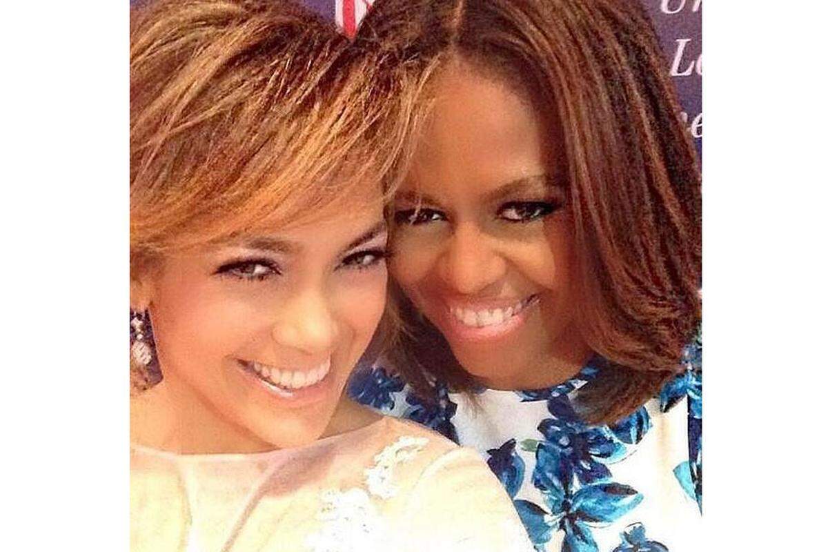 US-First Lady Michelle Obama und Jennifer Lopez haben sich 2014 auf der "League of United Latin American Citizens" (LULAC) getroffen und für ein Selfie zusammengekuschelt. 