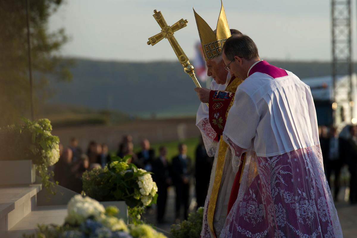 Zum Abschluss des offiziellen Teiles des zweiten Tages flog der Papst mit dem Hubschrauber nach Etzelsbach. Dort feierte er mit 90.000 Teilnehmern eine Marienvesper. In seiner Rede erinnerte er an die schwierige Lage von Christen in der früheren DDR.Danach flog der Papst zurück nach Erfurt, wo es zu einem inoffiziellen Treffen mit Missbrauchsopfern kam. Der Papst zeigte sich "bewegt und erschüttert". Der Kirche sei daran gelegen, Missbrauchsfälle zu klären.