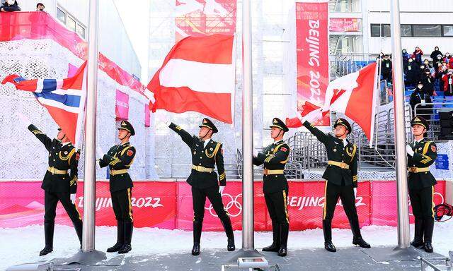 Zackig werden die Flaggen in Peking von den Soldaten zum Wehen gebracht - hier bei der Medaillenzeremonie für den Sieger der Alpinen Kombination, Johannes Strolz.