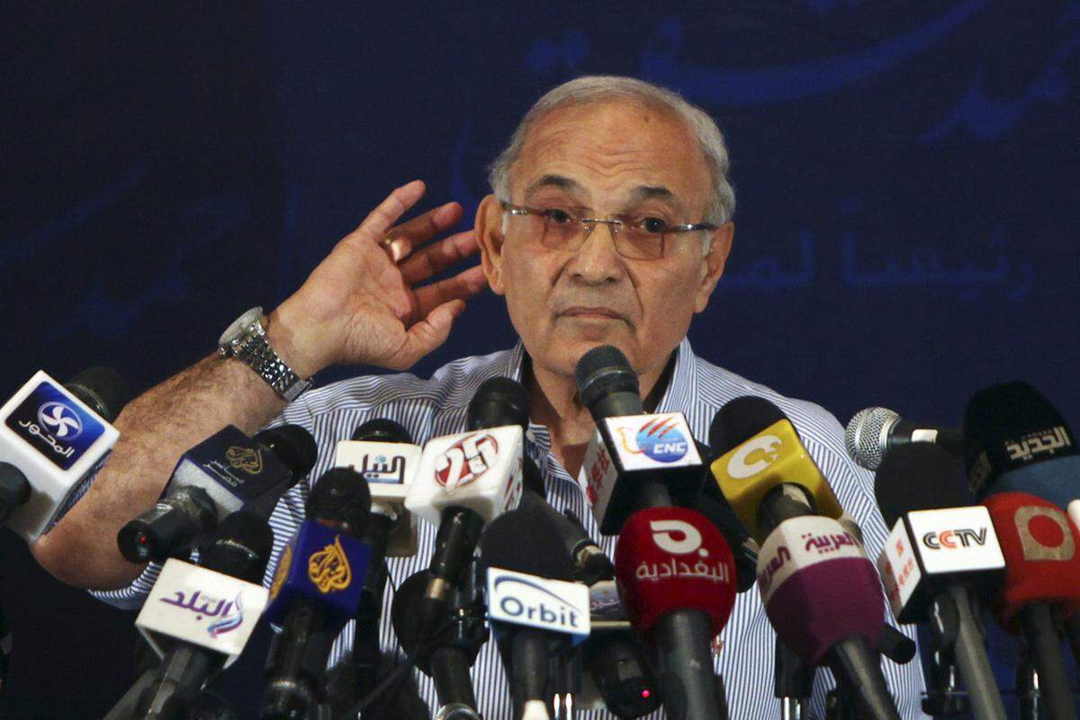 Aus Sicht der sogenannten Revolutionsjugend ist Shafik ein "Relikt des alten Regimes". Er gilt als Kandidat des Militärs, das ihn angeblich benutzen will, um seine Pfründe zu sichern.