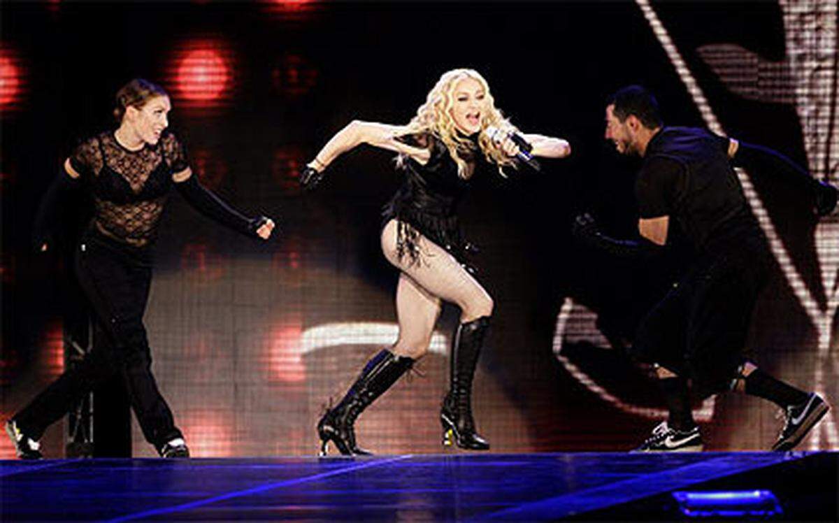 Madonna brachte nach der ersten Umkleide-Überbrückung eine fantastische, zeitgemäße, beatlastige Version von "Into The Groove" - und inmitten des technischen Firlefanzes begeisterte sie ihr Publikum mit Schnurspringen. Absichtliche Ironie? Bestimmt.